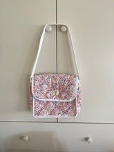 Cargar imagen en el visor de la galería, PAÑALERA FLORES ROSITAS Y MORADAS, CON ACCESORIOS