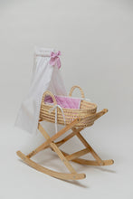 Cargar imagen en el visor de la galería, CUNA MECEDORA CON VELO Y CESTA CUADRITOS ROSAS Y BLANCOS  (El envío de este producto es de 10-15 días hábiles)