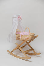 Cargar imagen en el visor de la galería, CUNA MECEDORA CON VELO Y CESTA ROSA PASTEL  (El envío de este producto es de 10-15 días hábiles)