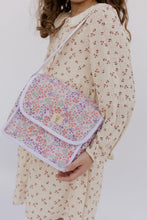 Cargar imagen en el visor de la galería, PAÑALERA FLORES ROSITAS Y MORADAS, CON ACCESORIOS