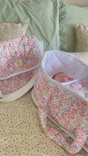 Cargar imagen en el visor de la galería, PAÑALERA FLORES ROSITAS Y MORADAS, CON ACCESORIOS

