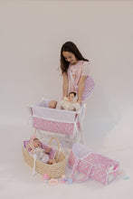 Cargar imagen en el visor de la galería, CUNA FLORES ROSAS
