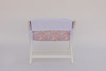 Cargar imagen en el visor de la galería, CUNA FLORES MORADAS Y ROSAS
