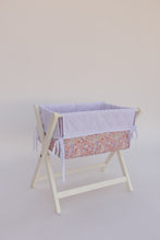 Cargar imagen en el visor de la galería, CUNA FLORES MORADAS Y ROSAS
