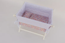 Cargar imagen en el visor de la galería, CUNA FLORES MORADAS Y ROSAS
