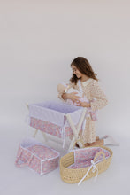 Cargar imagen en el visor de la galería, CUNA FLORES MORADAS Y ROSAS
