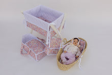 Cargar imagen en el visor de la galería, CUNA FLORES MORADAS Y ROSAS
