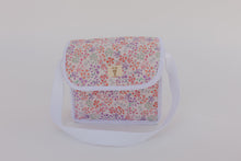 Cargar imagen en el visor de la galería, PAÑALERA FLORES ROSITAS Y MORADAS, CON ACCESORIOS
