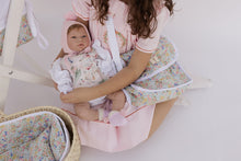 Cargar imagen en el visor de la galería, CUNA FLORES AZULES Y ROSITAS
