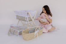 Cargar imagen en el visor de la galería, CUNA FLORES AZULES Y ROSITAS
