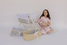 Cargar imagen en el visor de la galería, CUNA FLORES AZULES Y ROSITAS
