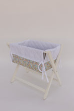 Cargar imagen en el visor de la galería, CUNA FLORES AZULES Y ROSITAS
