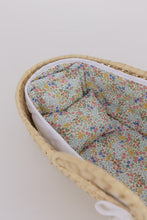 Cargar imagen en el visor de la galería, CESTA FLORES AZULES Y ROSITAS
