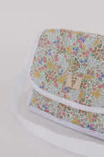 Cargar imagen en el visor de la galería, PAÑALERA FLORES AZULES Y ROSAS, CON ACCESORIOS
