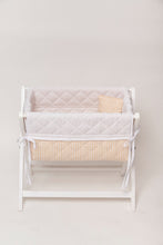 Cargar imagen en el visor de la galería, CUNA CUADRITOS BEIGE Y BLANCO
